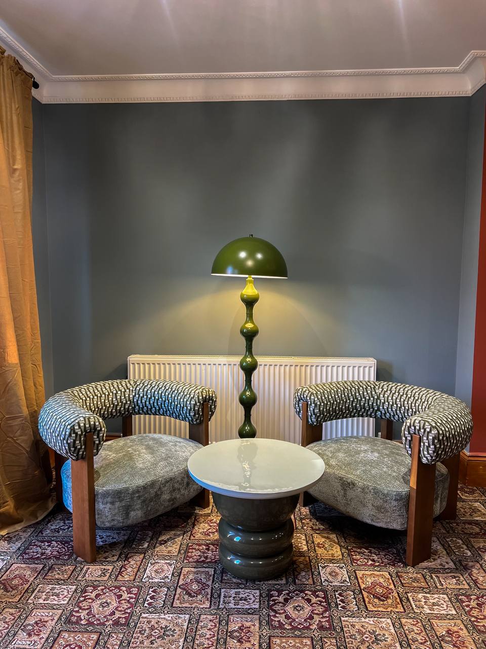 Lounge corner with green lamp and patterned armchairs